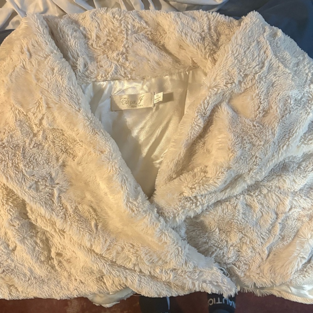 Eliza J Cream Faux Fur Cape